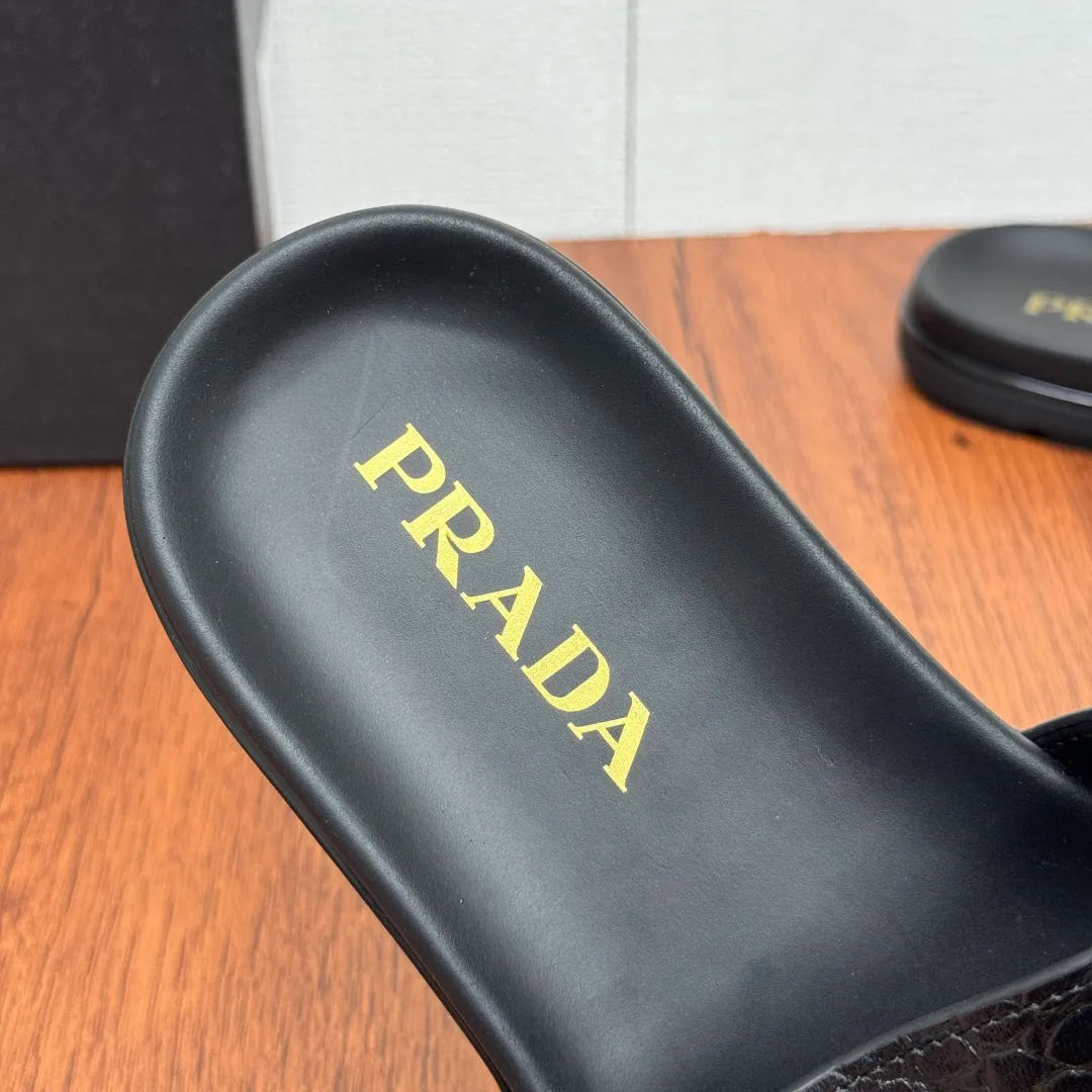 Batch 580 Prada/Prada's new men's straight style genuine leather slippers. Retro inspiration and modern lines coexist harmoniously. The dynamic design is decorated with the brand's iconic symbols and characteristic details. Genuine leather bottom layer, inner calfskin upper including stone pattern cowhide, smooth calfskin, and classic canvas three-logo pattern are available in three styles. It is decorated with genuine leather buckle straps, metal buckle details, and embellished with gold classic enamel brand logo details. Thin rubber soles are standard, and a complete package! Size: 39-40-41-42-43-44-45 Leather shoe size Item number: 2X3064 Stone pattern